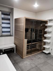 RehlingenにあるFerienwohnung direkt an der Niedの窓付きの客室で、大きなガラス張りのシャワーが備わります。 +29枚の写真