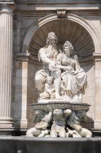 una estatua delante de un edificio en HPA Hotel Andreas, en Viena