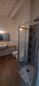 ein Badezimmer mit Dusche, Toilette und Waschbecken in der Unterkunft Lispusada Agriturismo Adults Only in Biancareddu