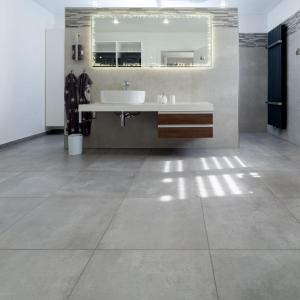 RehlingenにあるFerienwohnung direkt an der Niedの洗面台と鏡のあるバスルーム