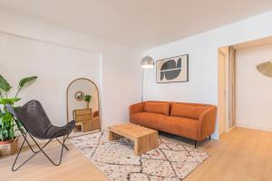 ein Wohnzimmer mit Sofa und Tisch in der Unterkunft Spacious apartment with balcony and parking in La Madeleine