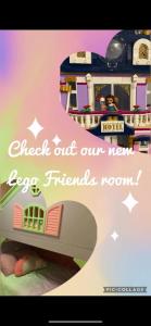 Una foto de un tren de juguete con las palabras mira nuestra nueva habitación de amigos de los huevos en Royal Brick Home - Sleeps 5 to 6 - No ULEZ - Tube Nearby - Free Parking - Lego Themed, en Slough