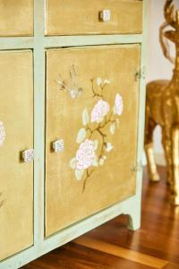 un armario de madera con flores pintadas en él en Il comfort dello spazio, in un bilocale, en Milán 23 fotos más
