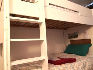 Divstāvu gulta vai divstāvu gultas numurā naktsmītnē Appartement vue Seine - Duplex 3 terrasses - 3 Chambres