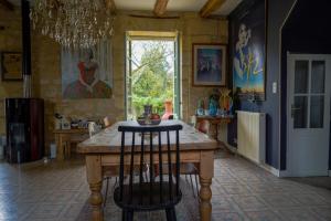 uma cozinha com mesa e cadeiras num quarto em 1 Rue Pasquet Pool Suite with Kitchen em Beaumont-du-Périgord