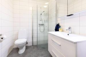 La salle de bains est pourvue d'une douche, de toilettes et d'un lavabo. dans l'établissement 2 bedroom apartment in great location, à Kristiansand