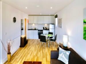 cocina y sala de estar con sofá y mesa en Your Space Apartments - Eden House en Cambridge