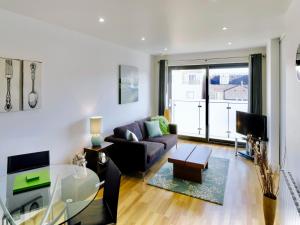 uma sala de estar com um sofá e uma mesa de vidro em Your Space Apartments - Eden House em Cambridge