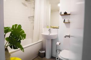 a bathroom with a sink and a toilet and a tub at Modern & Stylish 1 bedroom flat in Bristol in Bristol