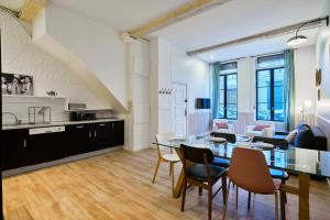 Кухня или мини-кухня в Old Lille: charming renovated apartment

