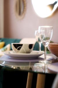een tafel met een bord en twee wijnglazen bij Modern & Stylish 1 bedroom flat in Bristol in Bristol