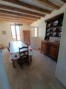 een keuken met een tafel en stoelen in een kamer bij La Belle de la Gaieté in Loches