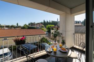 Un balcón con una mesa con comida. en Apartment Filip Premium, en Vrsar
