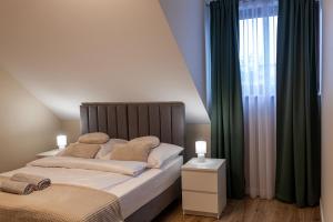 sypialnia z 2 łóżkami i zielonymi zasłonami w obiekcie Prestige House Targi Kielce Cedzyna Zalew w mieście Cedzyna
