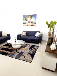 ein Wohnzimmer mit einem blauen Sofa und einem Tisch in der Unterkunft 3 bdr spacious apt in praia in Praia