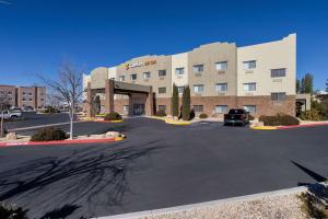 Un hotel con un estacionamiento enfrente. en Comfort Suites University, en Las Cruces