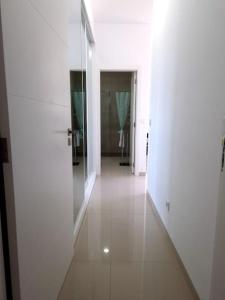 - un couloir d'une chambre blanche avec un miroir dans l'établissement 3 bdr spacious apt in praia, à Praia