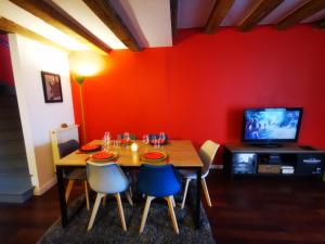 jadalnia ze stołem, krzesłami i telewizorem w obiekcie Trentemoult : Charmante grande maison avec vue sur Loire 105 m2 w mieście Rezé