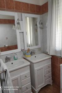 錫尼斯科拉的住宿－MONOLOCALE YELLOW，浴室设有2个水槽和镜子