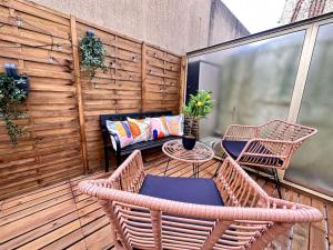 Un patio con dos sillas y una mesa en un balcón. en Drouet d'Erlon duplex spacieux, terrasse au centre, en Reims