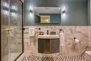 y baño con lavabo y ducha. en Haworth Heights - An AMAZING Aparthotel!, en Haworth