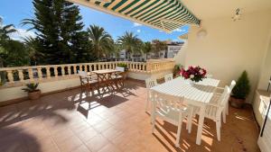 een patio met tafels en stoelen op een balkon bij Precioso apartamento en la playa de Jávea By El Conserje in Jávea