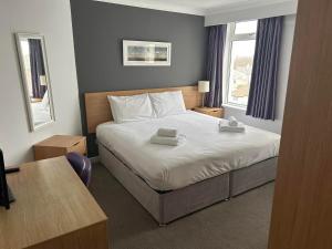 Säng eller sängar i ett rum på The Strathmore Hotel