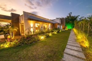 a house with a pathway in front of a building at Hotel Casa Giraldo in Armenia