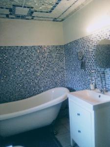 La salle de bains est pourvue d'une baignoire et d'un lavabo. dans l'établissement Maison proche de la Loire Fourchambault, à Fourchambault