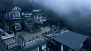 eine Luftansicht eines Hotels auf einem Berg in der Unterkunft Parakkat Nature Resort in Munnar
