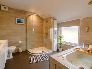ein großes Bad mit einer Badewanne und einer Dusche in der Unterkunft 1 Bed in Scarborough 90911 in Scarborough