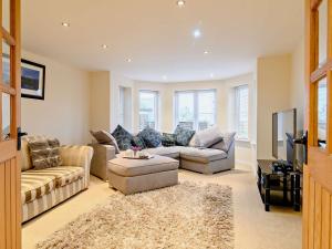 sala de estar con 2 sofás y TV en 5 Bed in Glastonbury 91657, en Meare