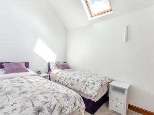 una camera con due letti e una finestra di 2 Bed in Saxilby 93058 a Saxilby