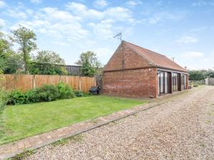 an old brick building in a yard with a fence at 2 Bed in Saxilby 93058 in Saxilby