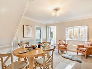 a dining room with a table and chairs at 2 Bed in Burton Bradstock 93076 in Burton Bradstock