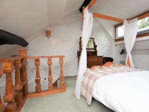- une chambre avec un lit et un escalier en bois dans l'établissement 1 Bed in Machynlleth 93081, à Cemmaes