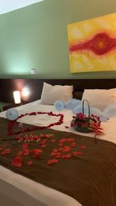 a bed with flowers on top of it at Suíte em Hotel Cotia in Vargem Grande Paulista