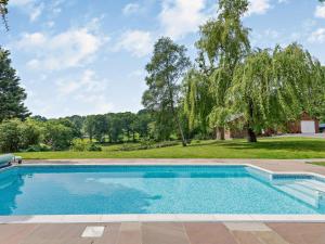 uma piscina em frente a um quintal com árvores em 5 Bed in Bransgore 91304 em Bransgore