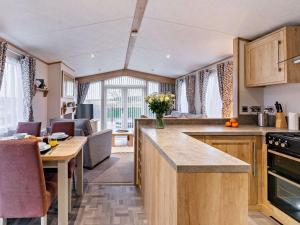eine Küche und ein Wohnzimmer mit einem Tisch und Stühlen in der Unterkunft 2 Bed in St Andrews 90764 in St Andrews