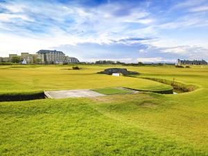 - Vistas a un campo de golf con campo verde en 2 Bed in St Andrews 90764 en St Andrews