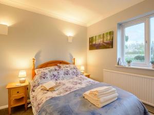 een slaapkamer met een bed met een boek erop bij 2 Bed in Whitstable 90344 in Whitstable