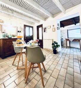 una cucina con tavolo e sedie in una stanza di Stecadó - il Soppalco a Dolceacqua