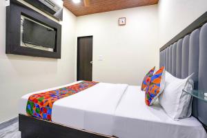 Tempat tidur dalam kamar di FabExpress Gulshan Grand