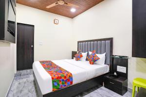 - une chambre avec un lit dans l'établissement FabExpress Gulshan Grand, à Mumbai