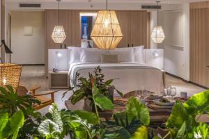 een hotelkamer met een bed en een tafel bij SERHS Experience Suítes in Natal