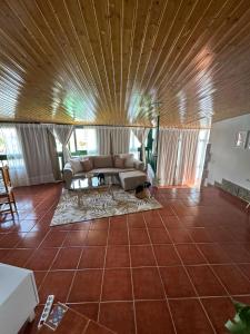 ein Wohnzimmer mit einem Sofa auf einem Fliesenboden in der Unterkunft Encantadora Casa cueva en Valsequillo in Las Palmas de Gran Canaria