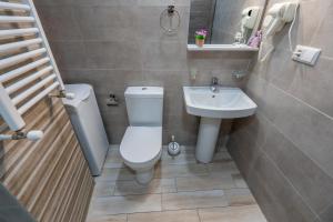 een badkamer met toilet en wastafel bij Cozy place in Old Tbilisi in Tbilisi City