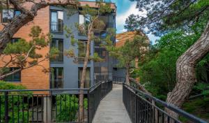 een loopbrug voor een gebouw met bomen bij Cozy place in Old Tbilisi in Tbilisi City