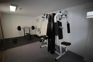 una habitación con un gimnasio con equipamiento. en Bella Vita, en Gotha