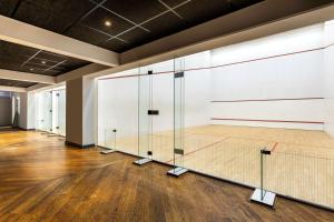 - une salle de sport avec un terrain de volley-ball avec un filet dans l'établissement NH Noordwijk Conference Centre Leeuwenhorst, à Noordwijkerhout